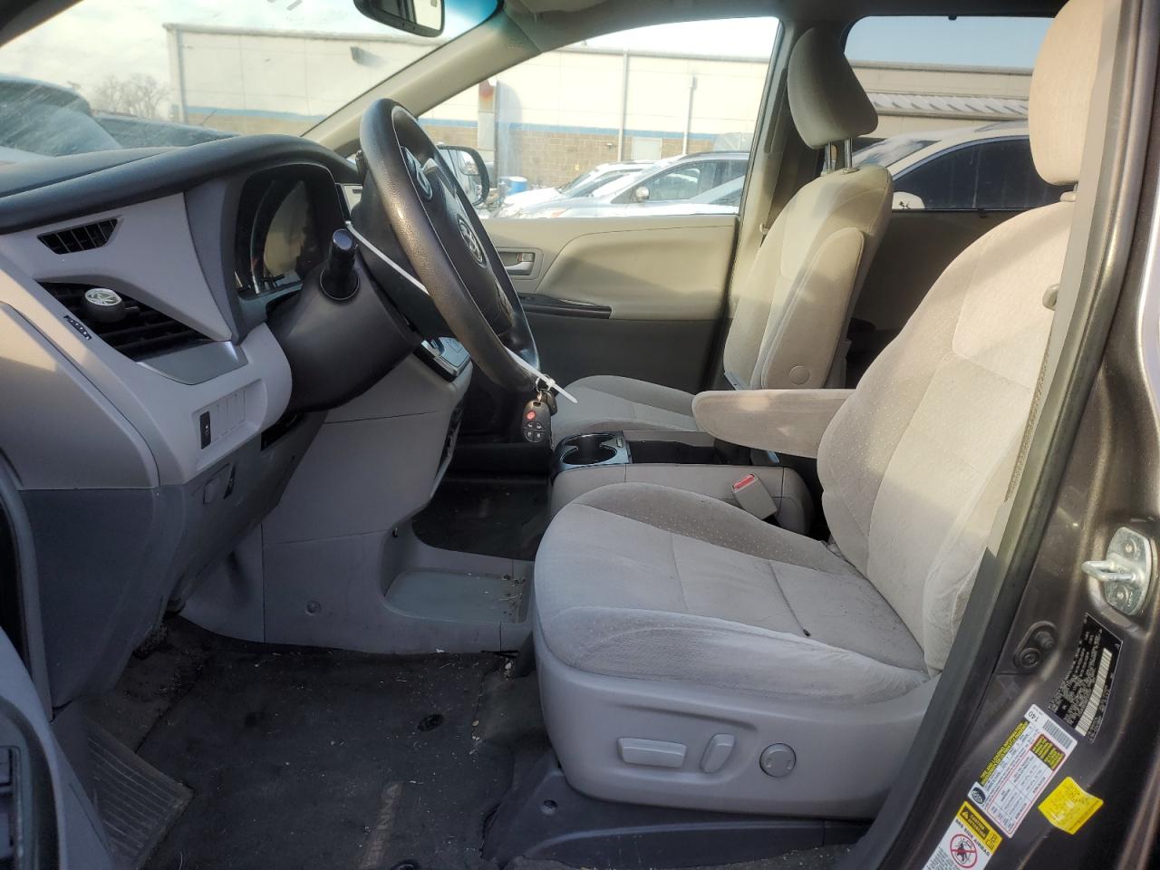 2016 Toyota Sienna - Image 7