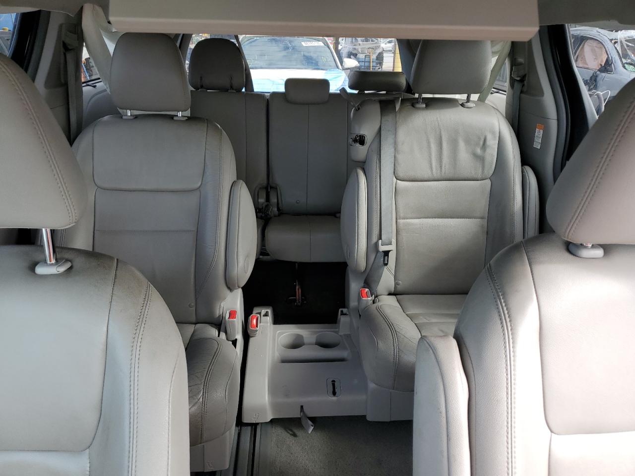 2017 Toyota Sienna - Image 10