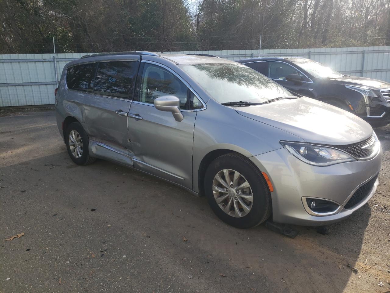 2019 Chrysler Pacifica - Image 4