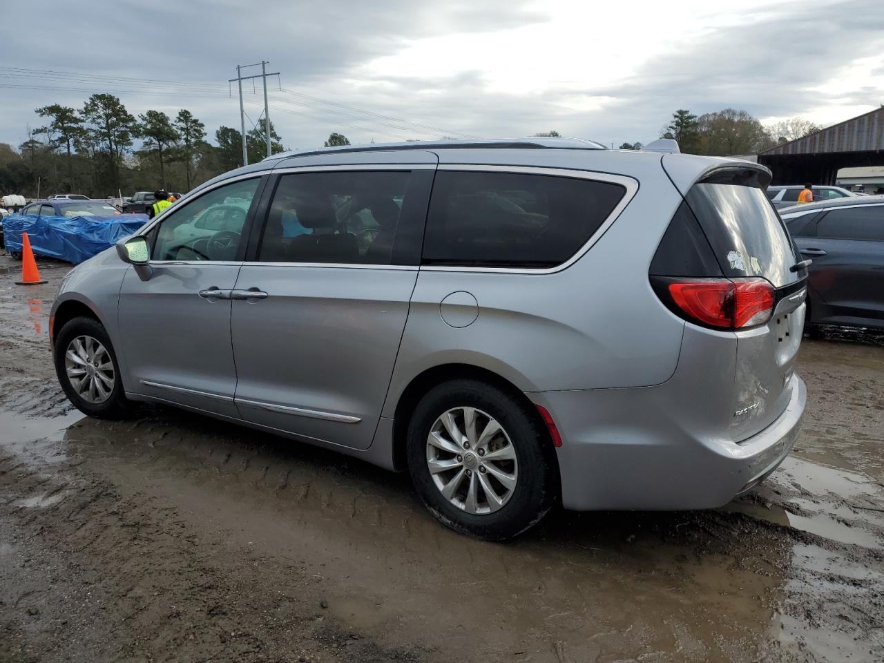 2018 Chrysler Pacifica - Image 2