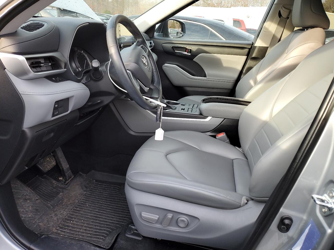 2022 Toyota Highlander - Image 7