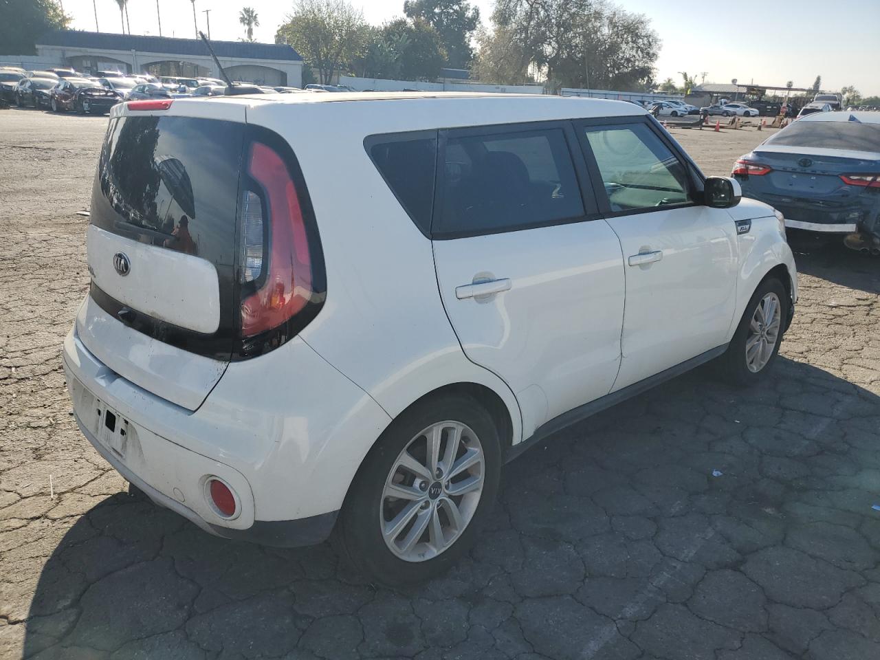 VIN KNDJP3A51K7646511 2019 KIA SOUL no.3