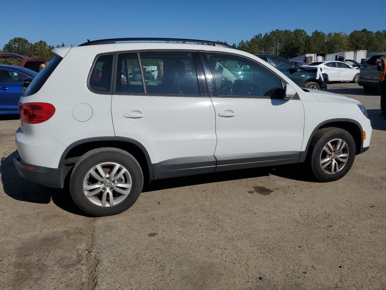 2016 Volkswagen Tiguan - Image 3
