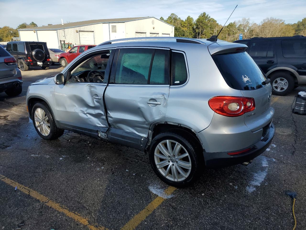 2010 Volkswagen Tiguan - Image 2