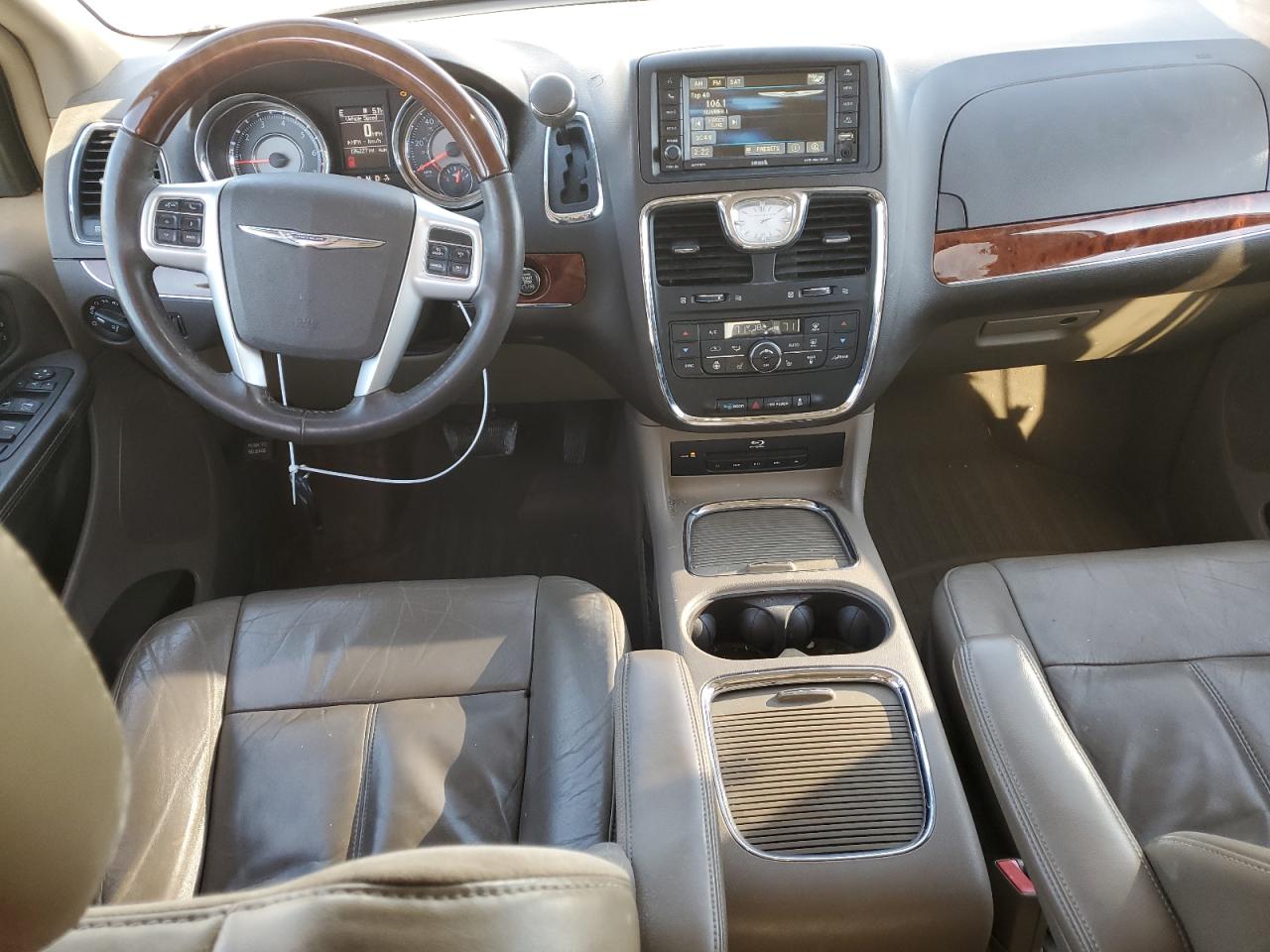 2015 Chrysler Town & Country - Image 8