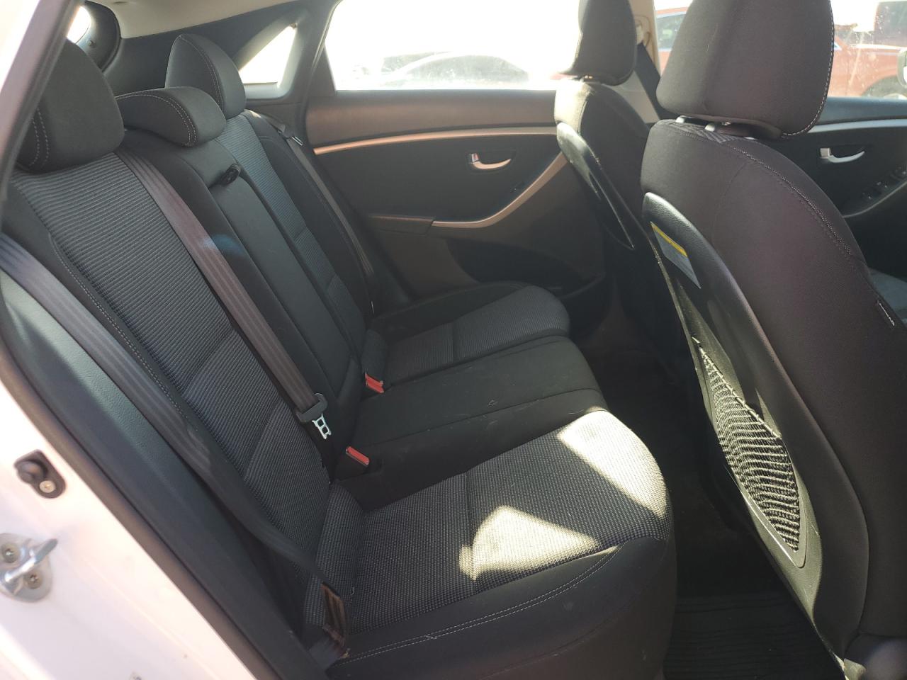 2016 Hyundai Elantra - Image 10