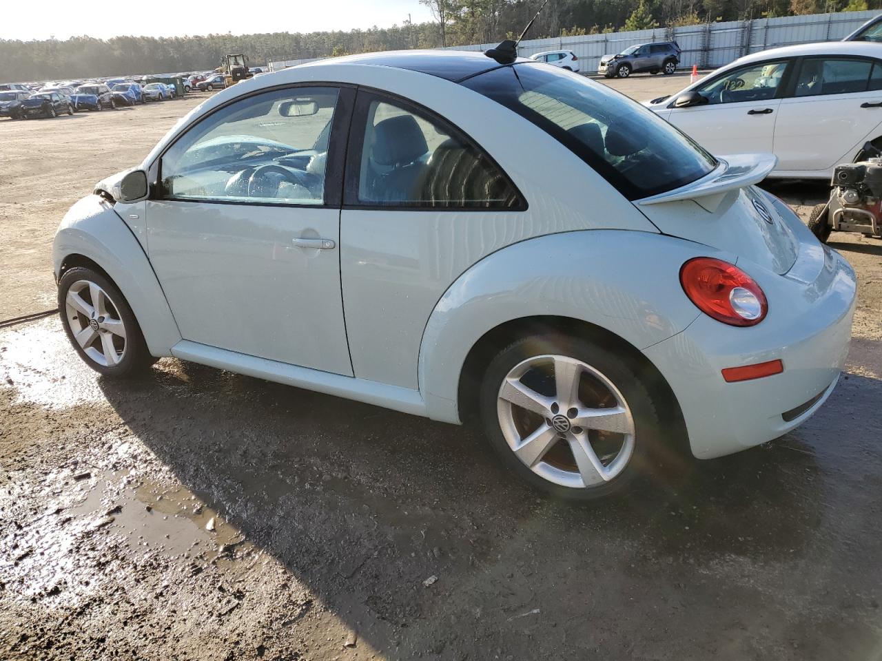 2010 Volkswagen Beetle - Image 2