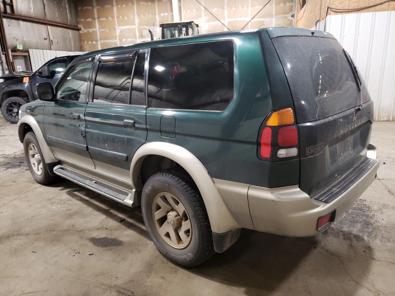 2000 Mitsubishi Montero - Image 2