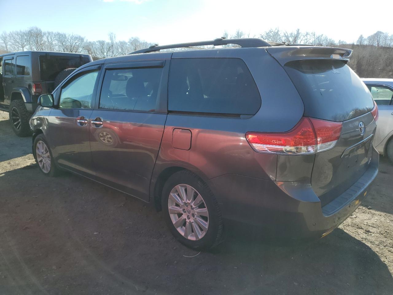 2013 Toyota Sienna - Image 2