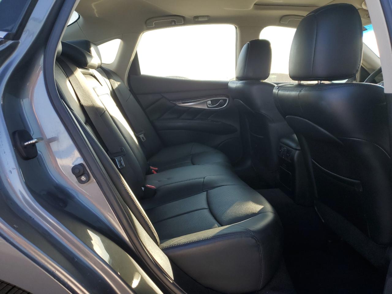 2016 Infiniti Q70 - Image 10