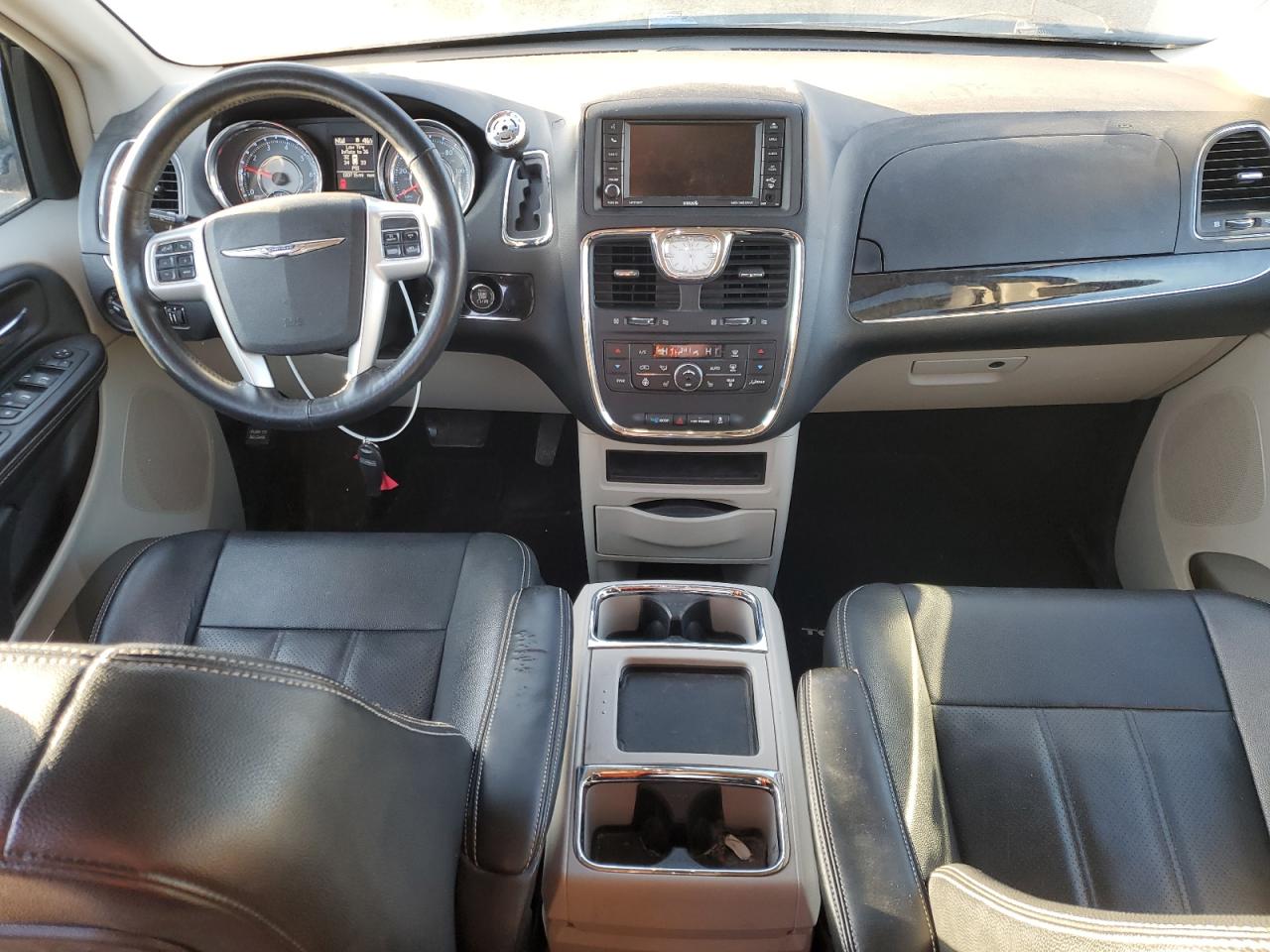 2015 Chrysler Town & Country - Image 8