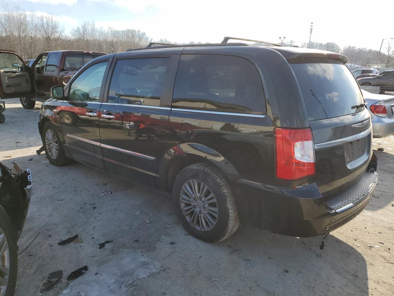 2016 Chrysler Town & Country - Image 2