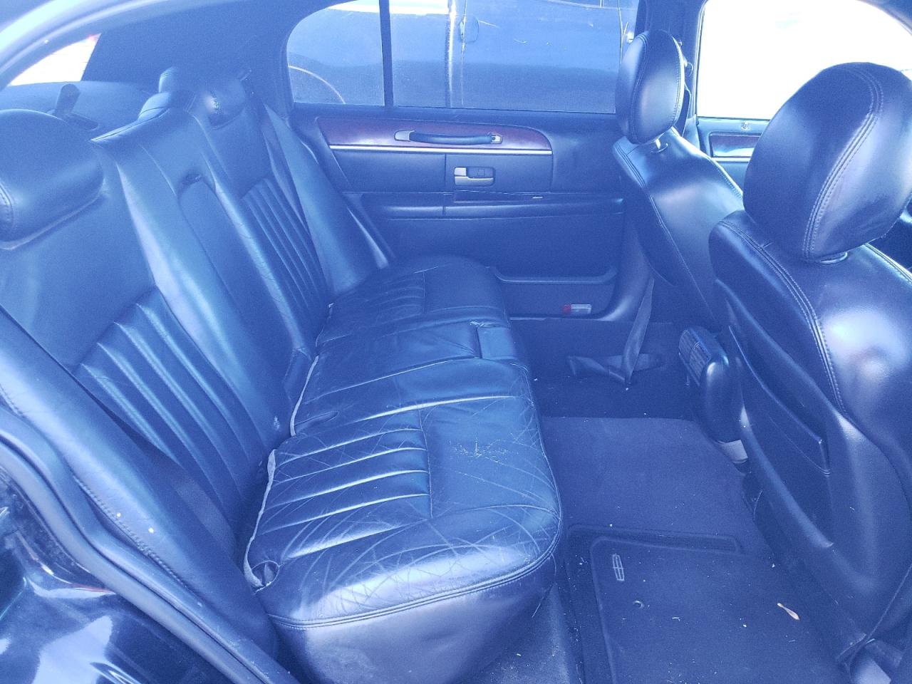 2005 Lincoln Town Car - Image 10