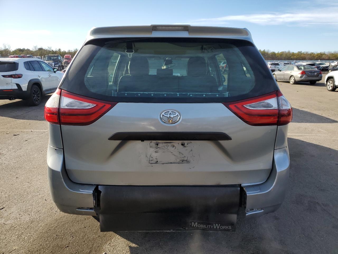 VIN 5TDZZ3DC9JS910733 2018 TOYOTA SIENNA no.6