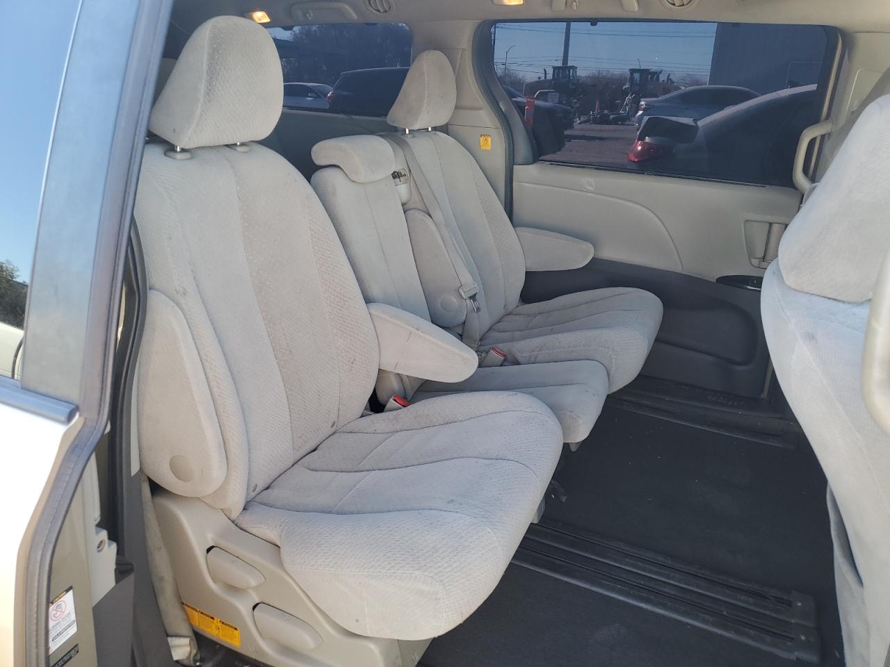2011 Toyota Sienna - Image 11