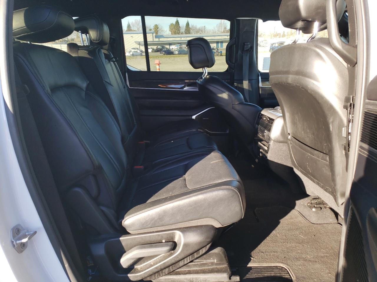 2022 Jeep Grand Wagoneer - Image 11