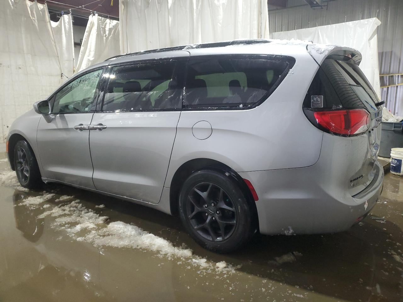 2018 Chrysler Pacifica - Image 2