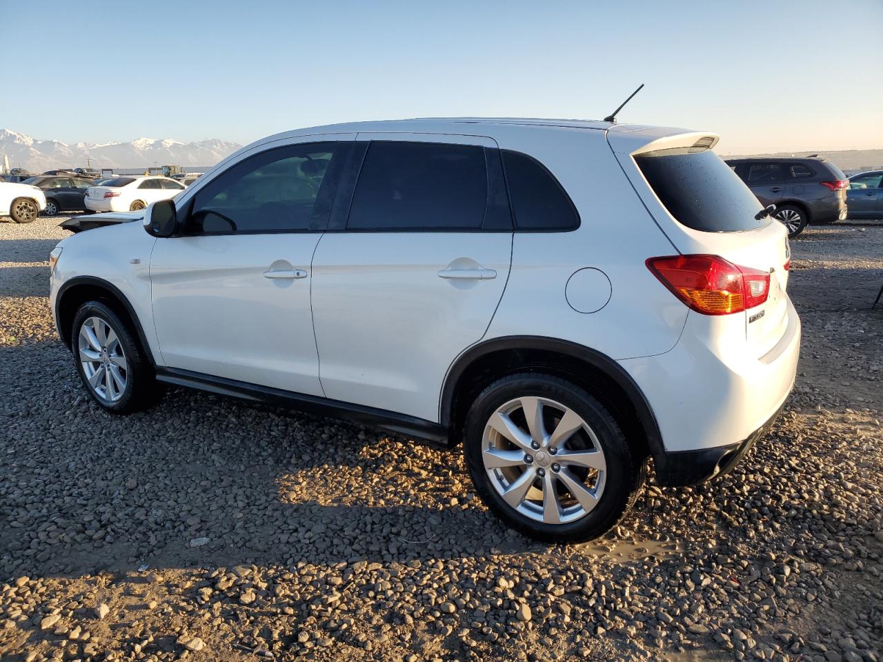2015 Mitsubishi Outlander - Image 2