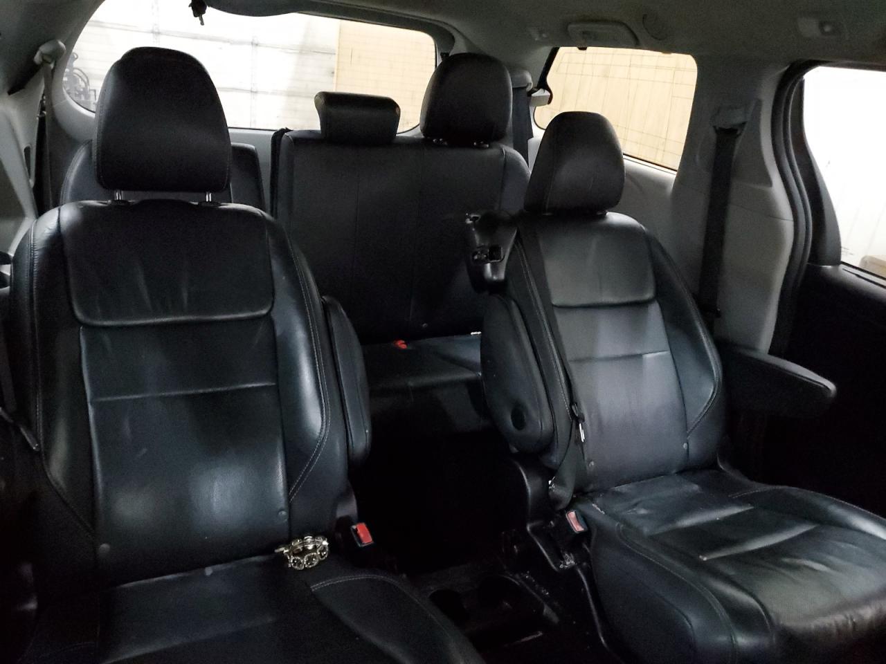 2016 Toyota Sienna - Image 11