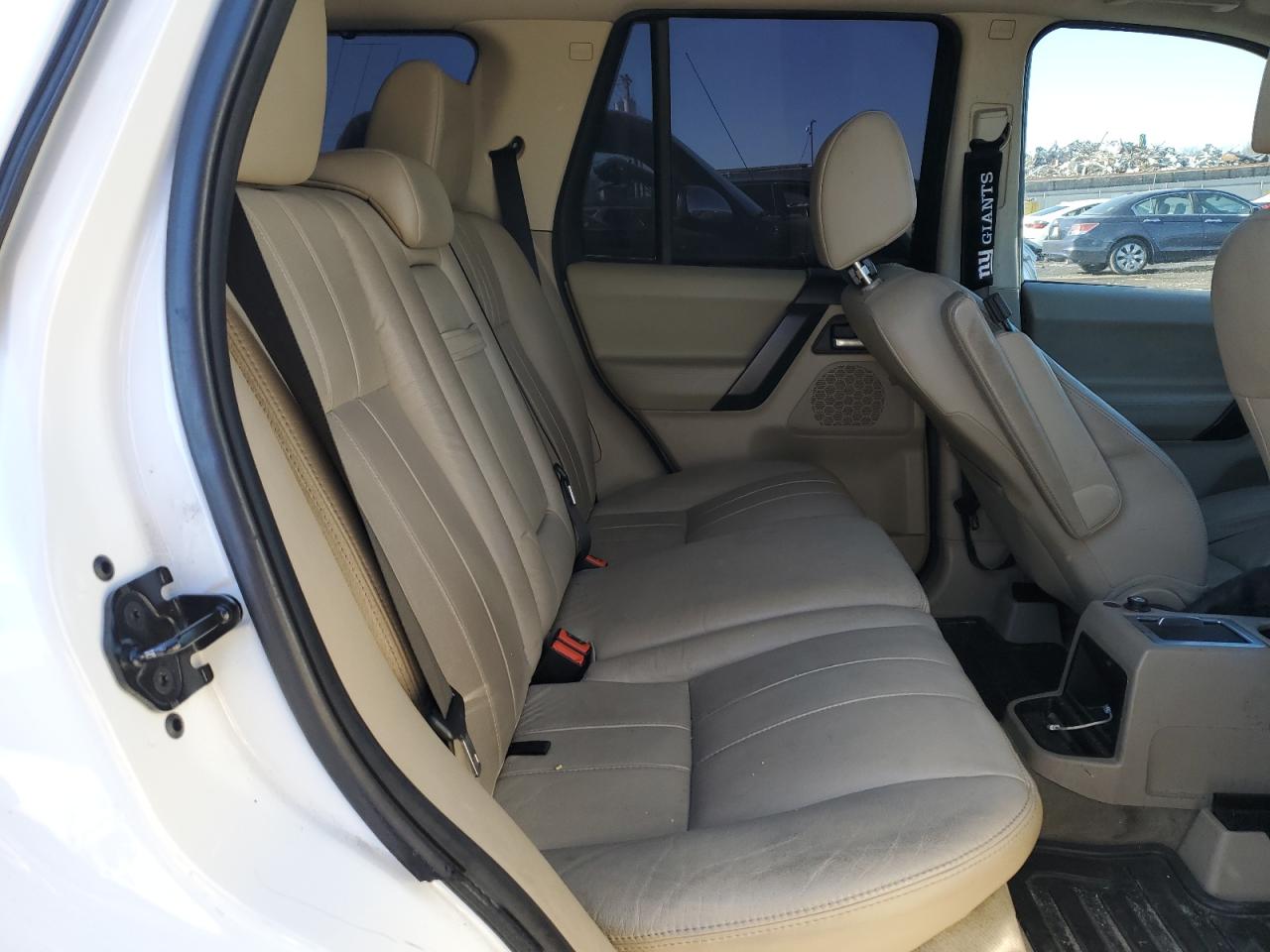 2011 Land Rover LR2 - Image 11