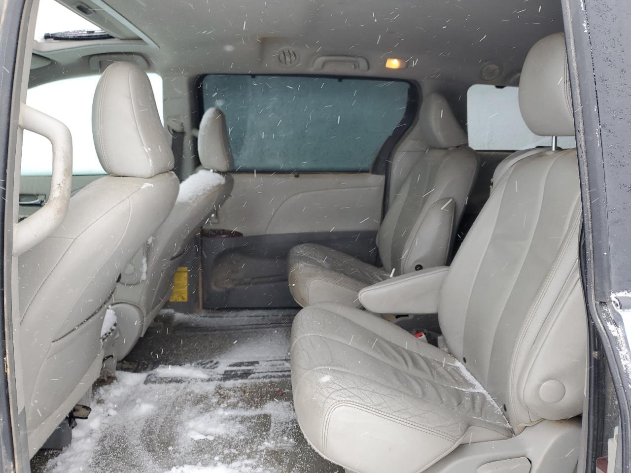 2012 Toyota Sienna - Image 11