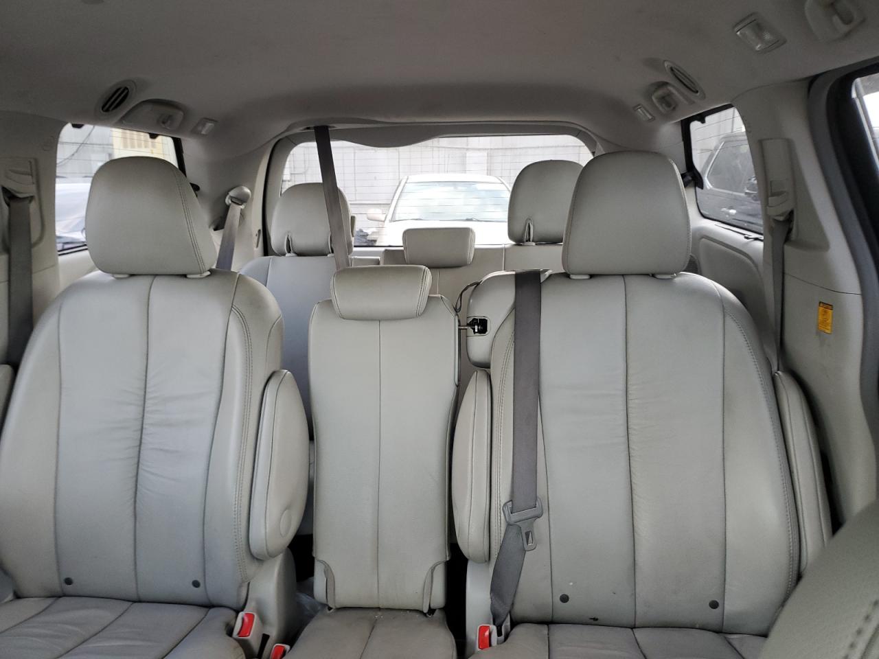 2011 Toyota Sienna - Image 10