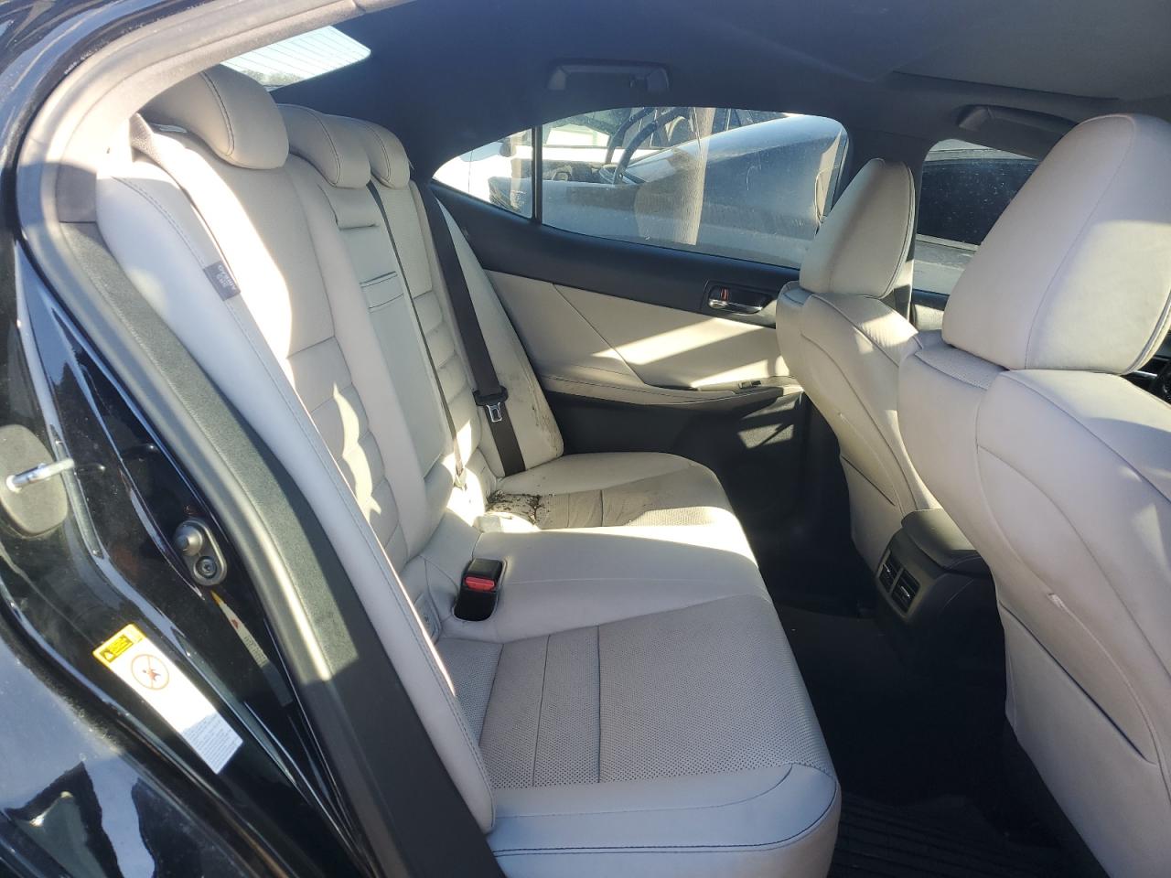 2016 Lexus IS - Image 10