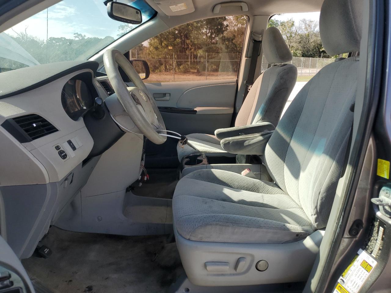 2011 Toyota Sienna - Image 7