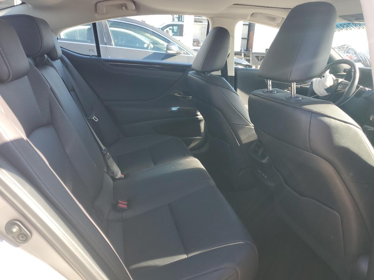 2020 Lexus ES - Image 10