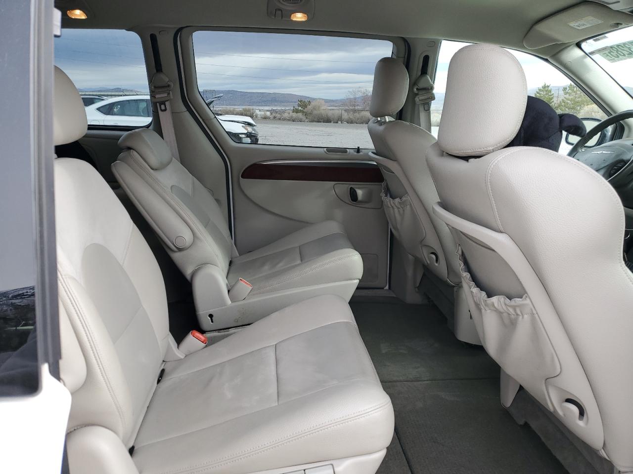 2005 Chrysler Town & Country - Image 12