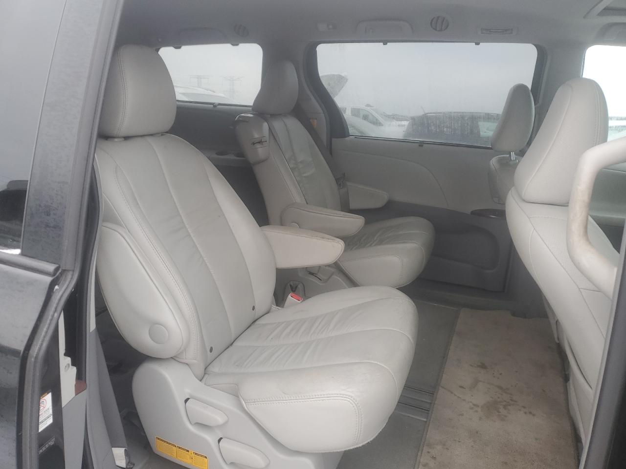 2011 Toyota Sienna - Image 11