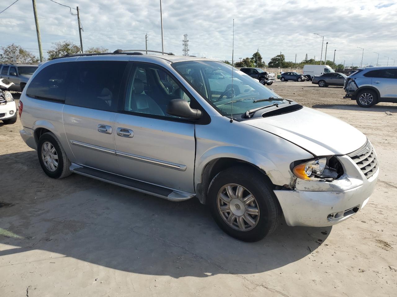 2006 Chrysler Town & Country - Image 4