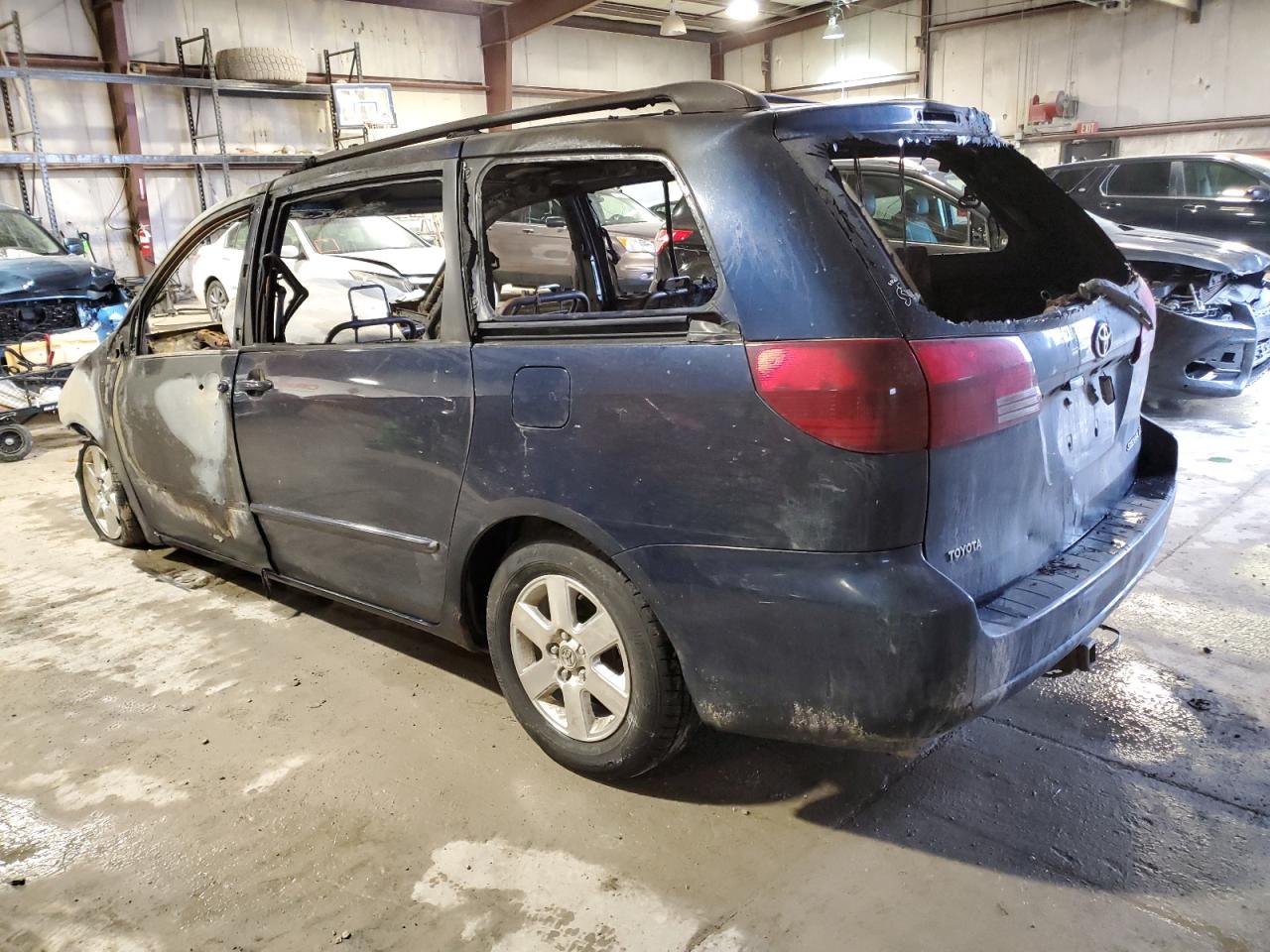 2004 Toyota Sienna - Image 2