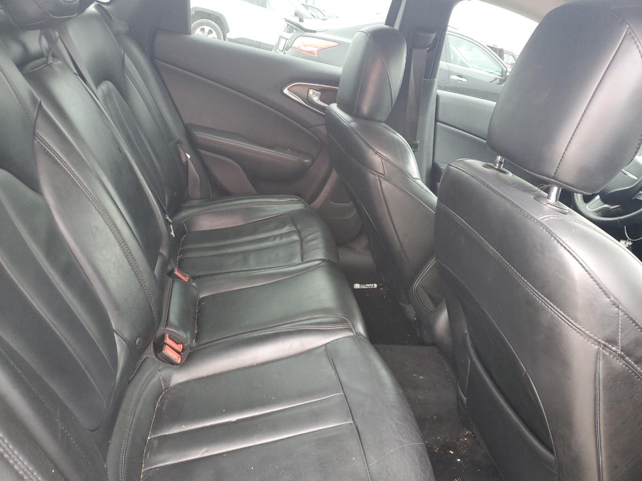 2017 Chrysler 200 - Image 10