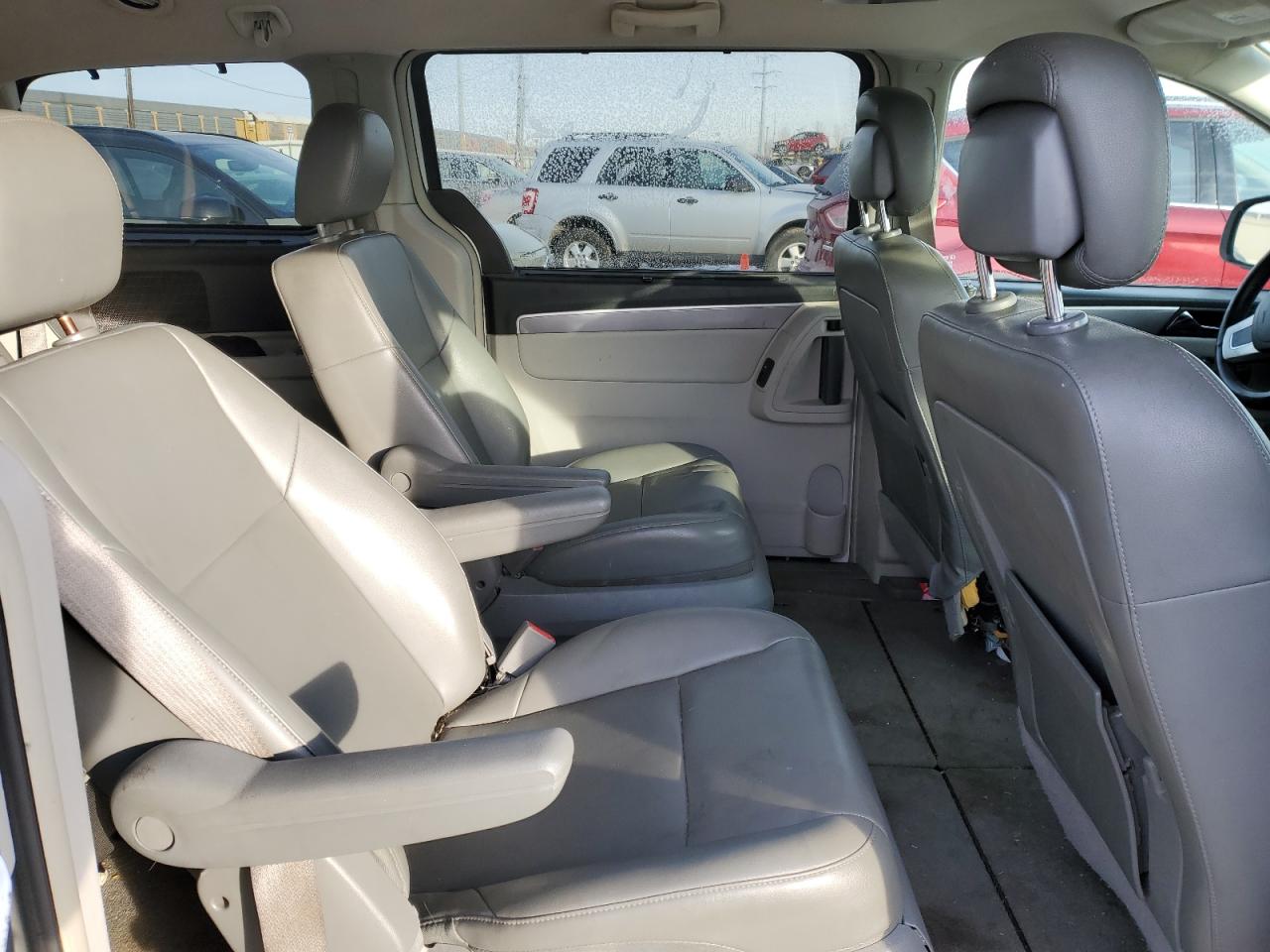 2012 Volkswagen Routan - Image 11