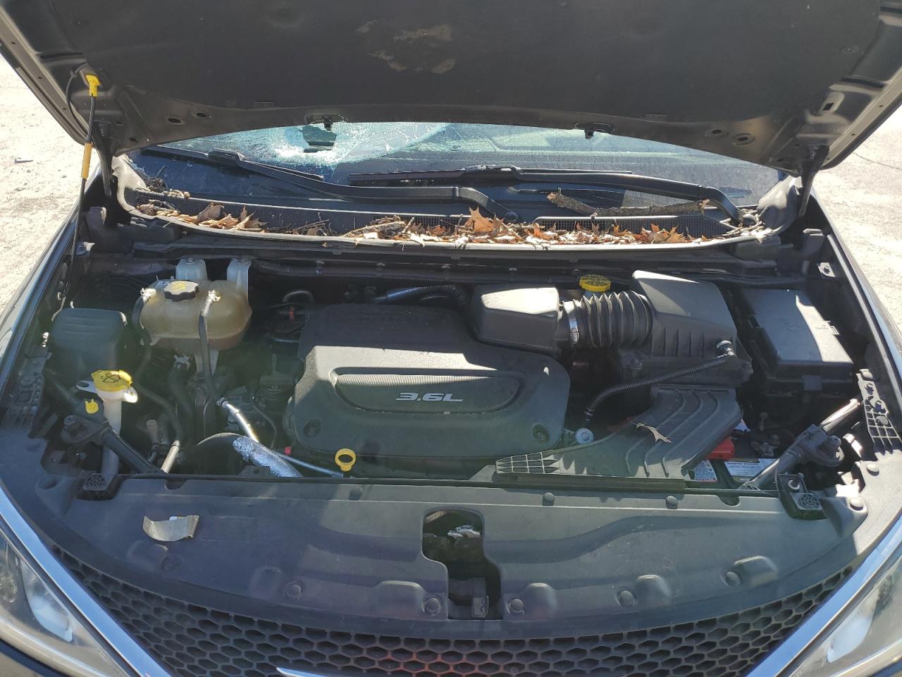 2018 Chrysler Pacifica - Image 12