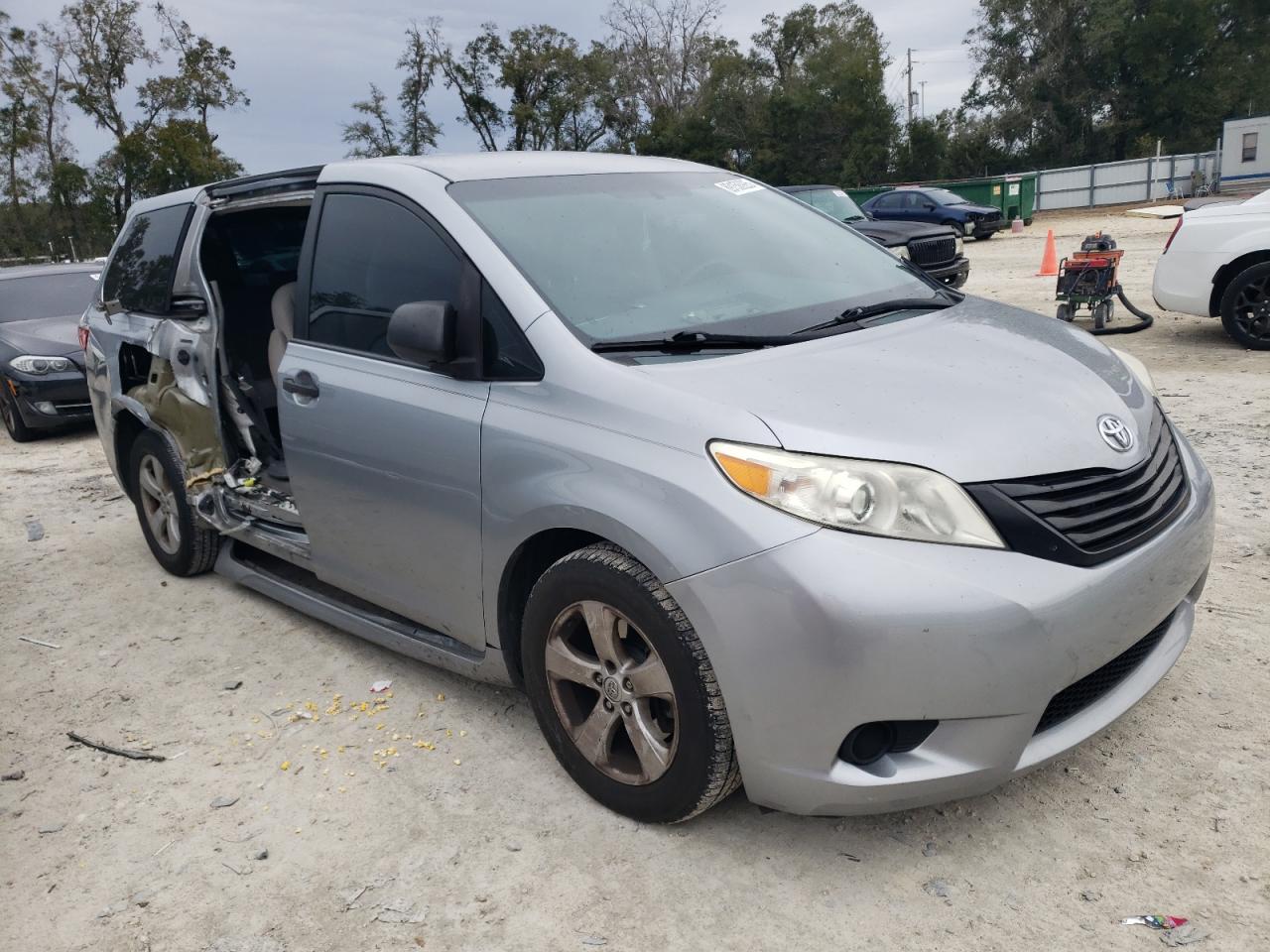 2015 Toyota Sienna - Image 4