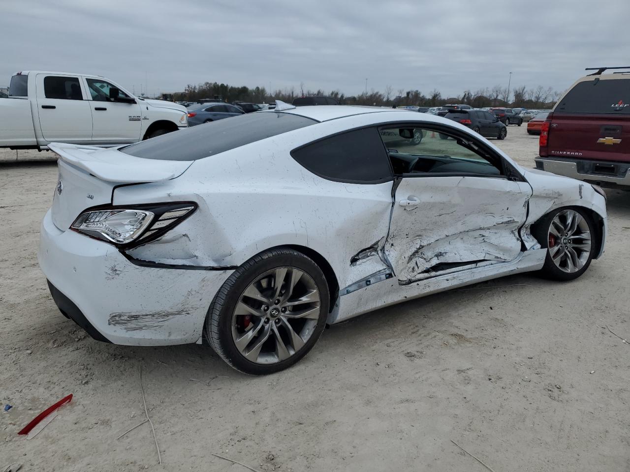 2016 Hyundai Genesis - Image 3