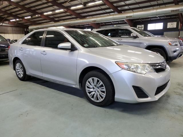 Sedans TOYOTA CAMRY 2013 Srebrny