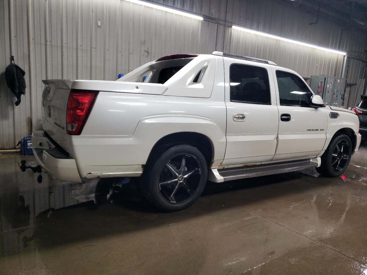 2005 Cadillac Escalade - Image 3