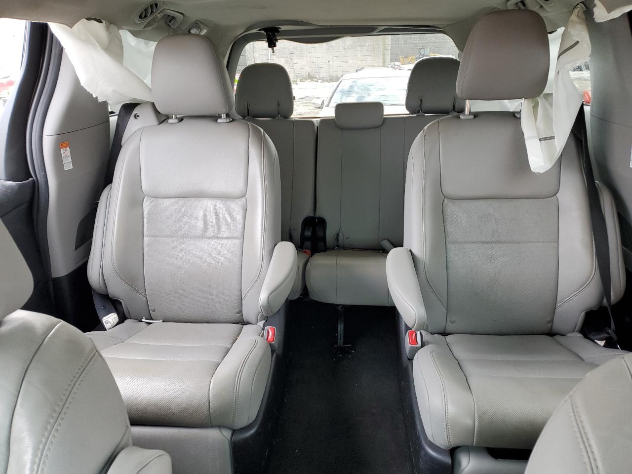 2017 Toyota Sienna - Image 10
