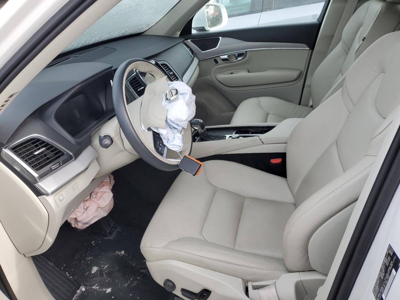 2022 Volvo XC90 - Image 7