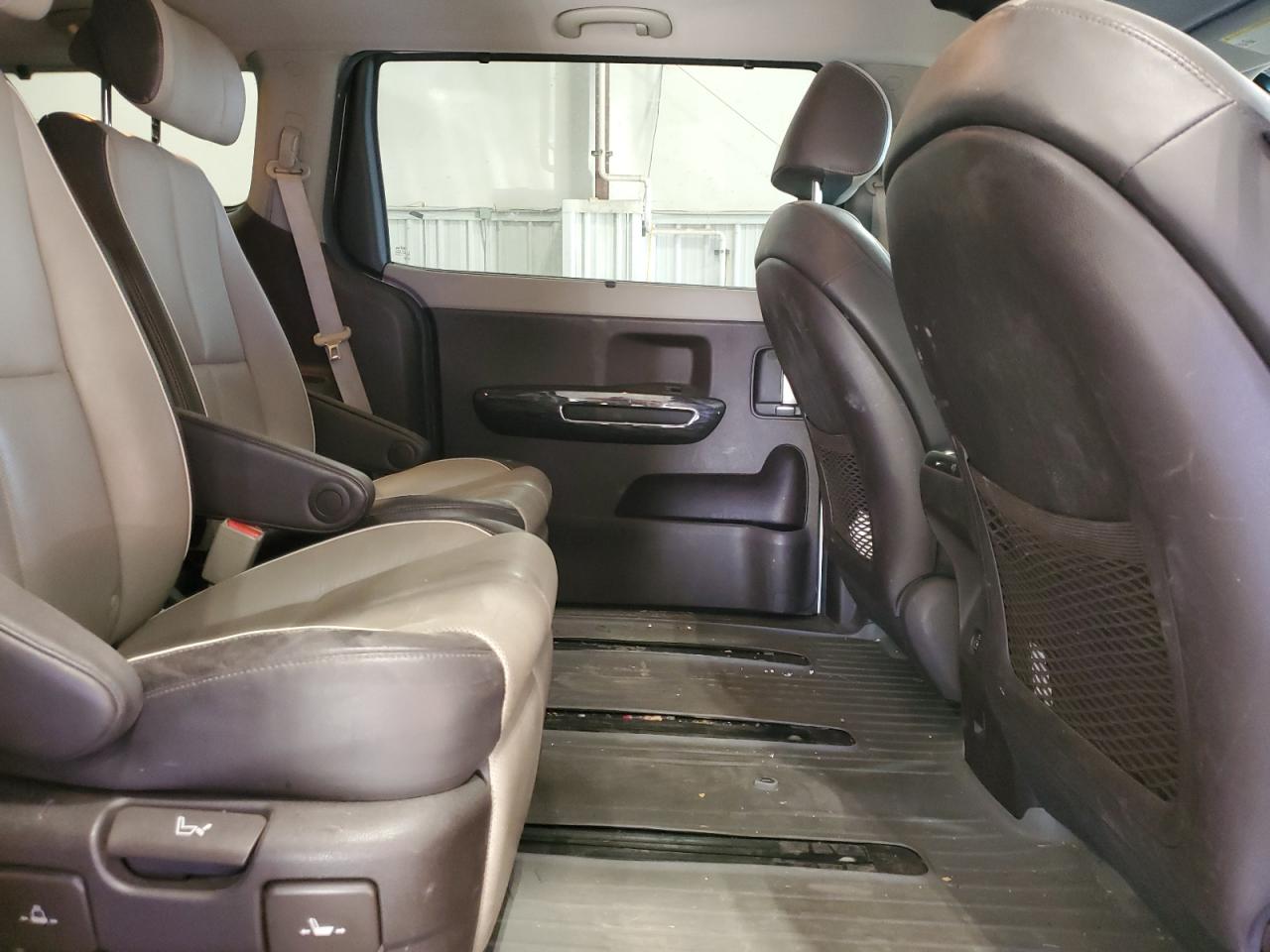 2016 Kia Sedona - Image 11