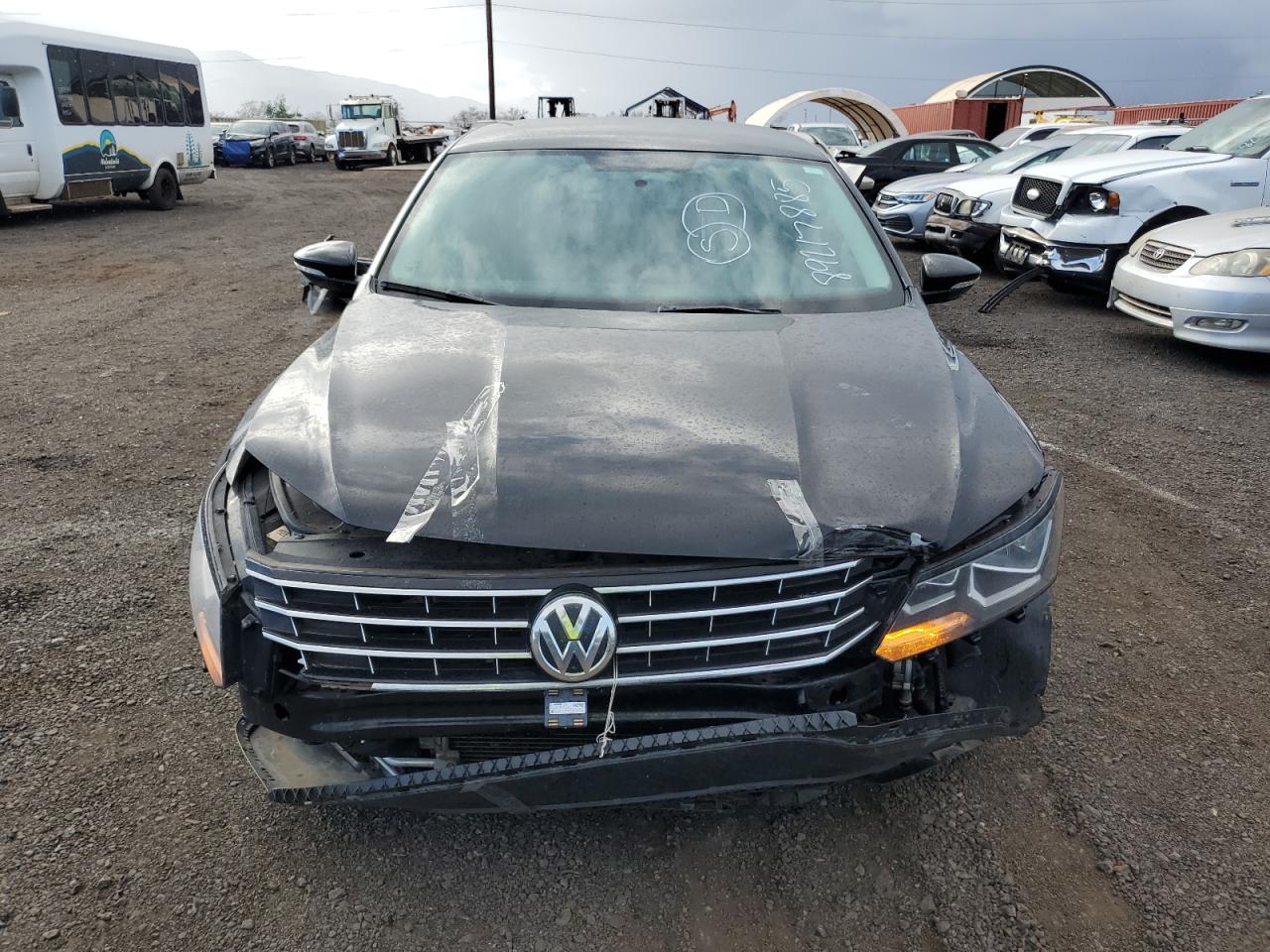 2017 Volkswagen Passat - Image 5