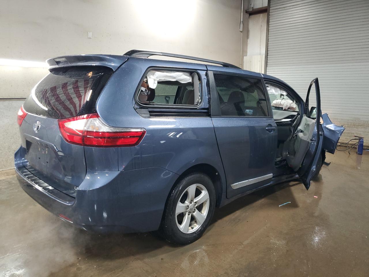 2017 Toyota Sienna - Image 3