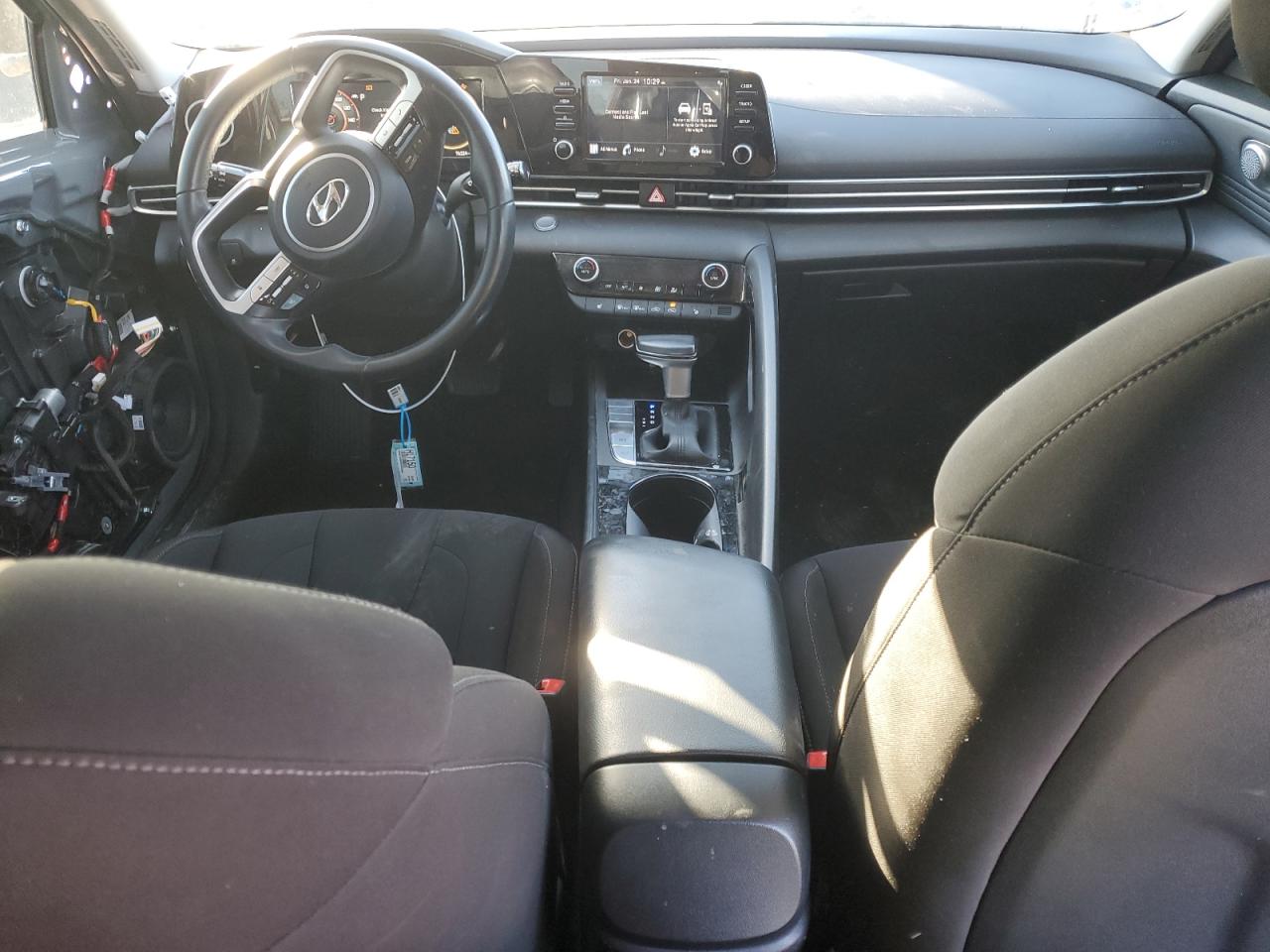 2022 Hyundai Elantra - Image 8
