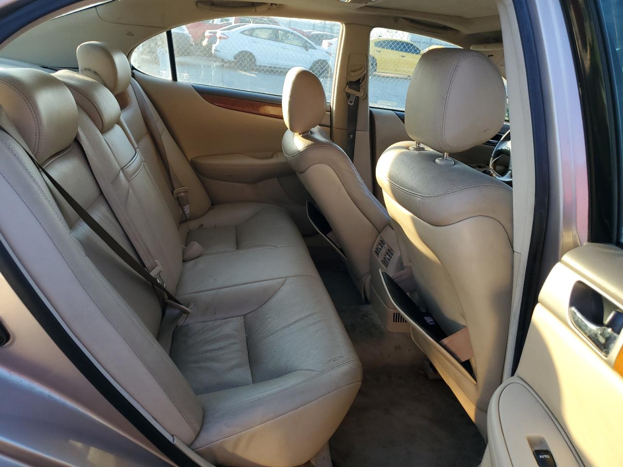 2005 Lexus ES - Image 10
