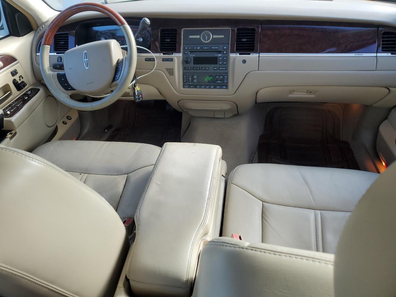 2007 Lincoln Town Car - Image 8