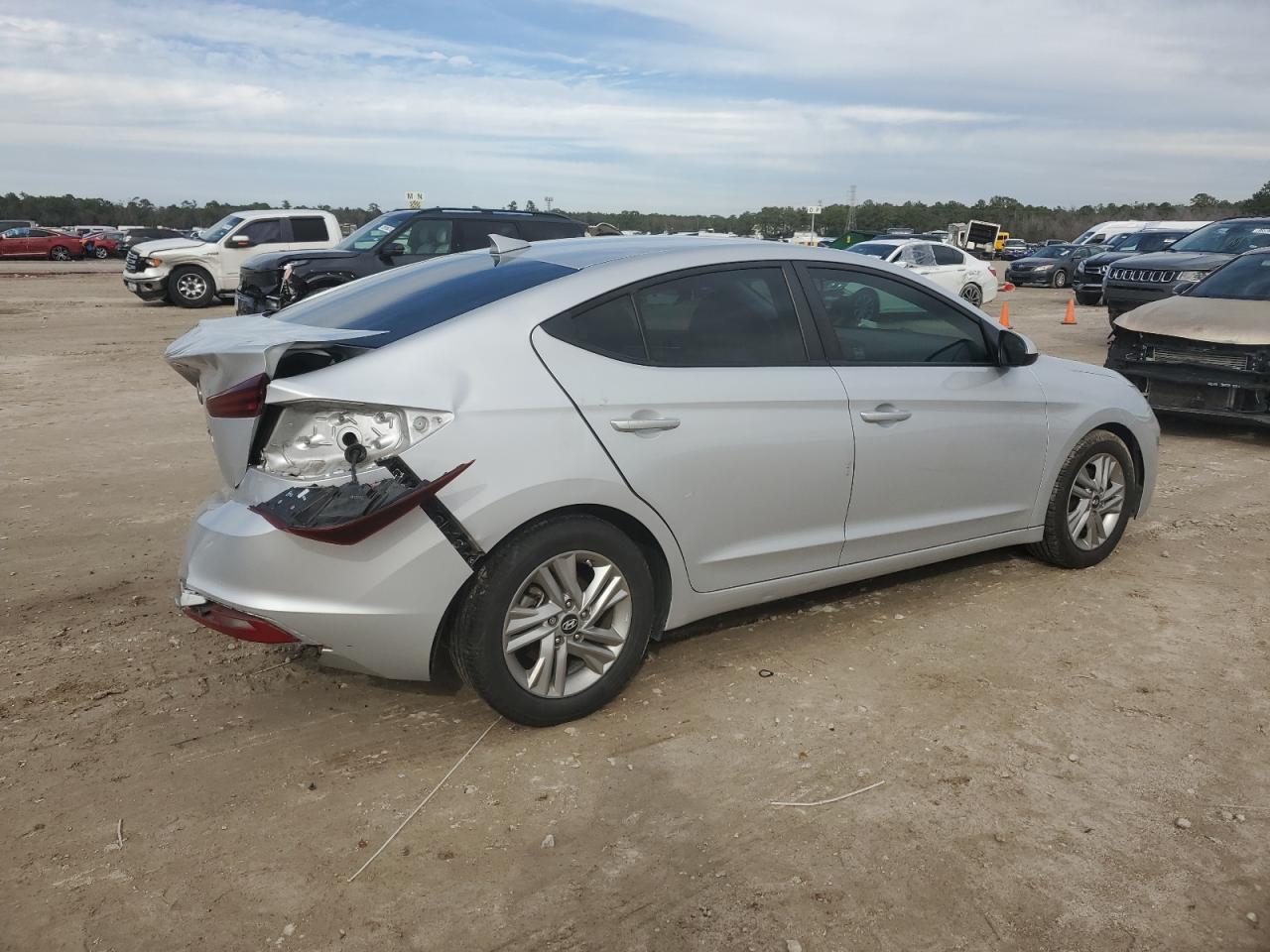 2019 Hyundai Elantra - Image 3