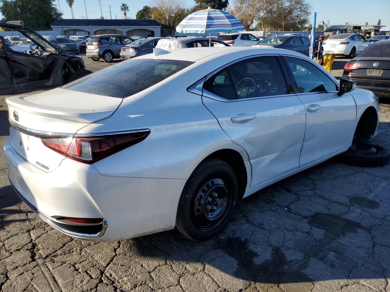 2023 Lexus ES - Image 3